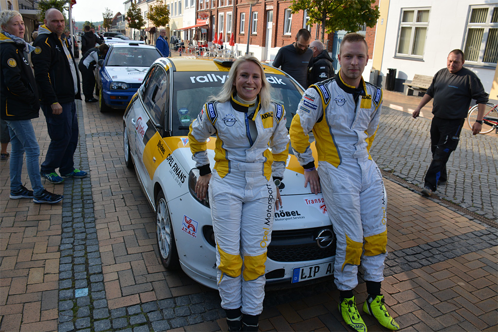 Tilfredse med den første klassesejr for en Opel ADAM i et dansk rally: Line Lykke jensen og Jacob Madsen fra henholdsvis Stenløse og Sorø.
(Foto: Opel)